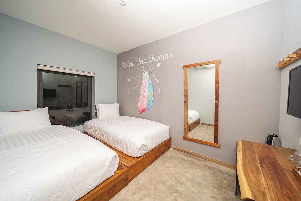 DELUXE, TWIN BEDS