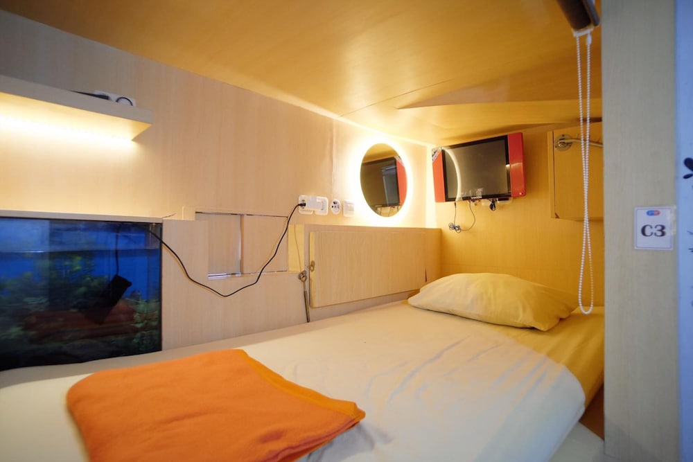 Inap At Capsule Hostel 6/21