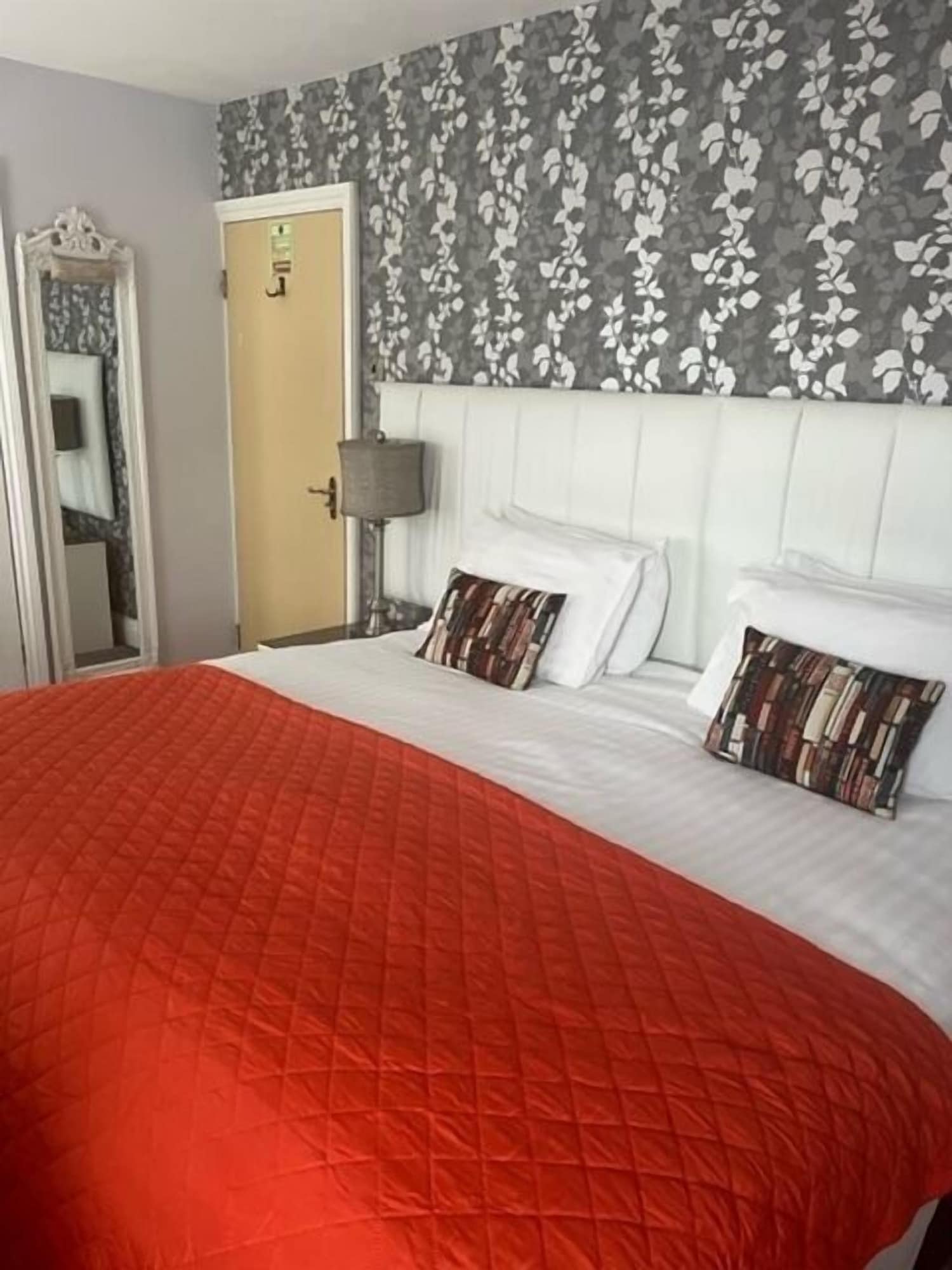 ROOM, DOUBLE OR TWIN BED