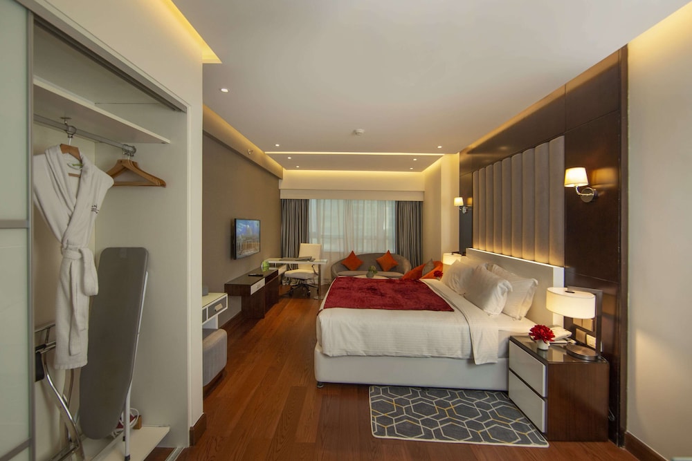 DELUXE, STUDIO, SUITE