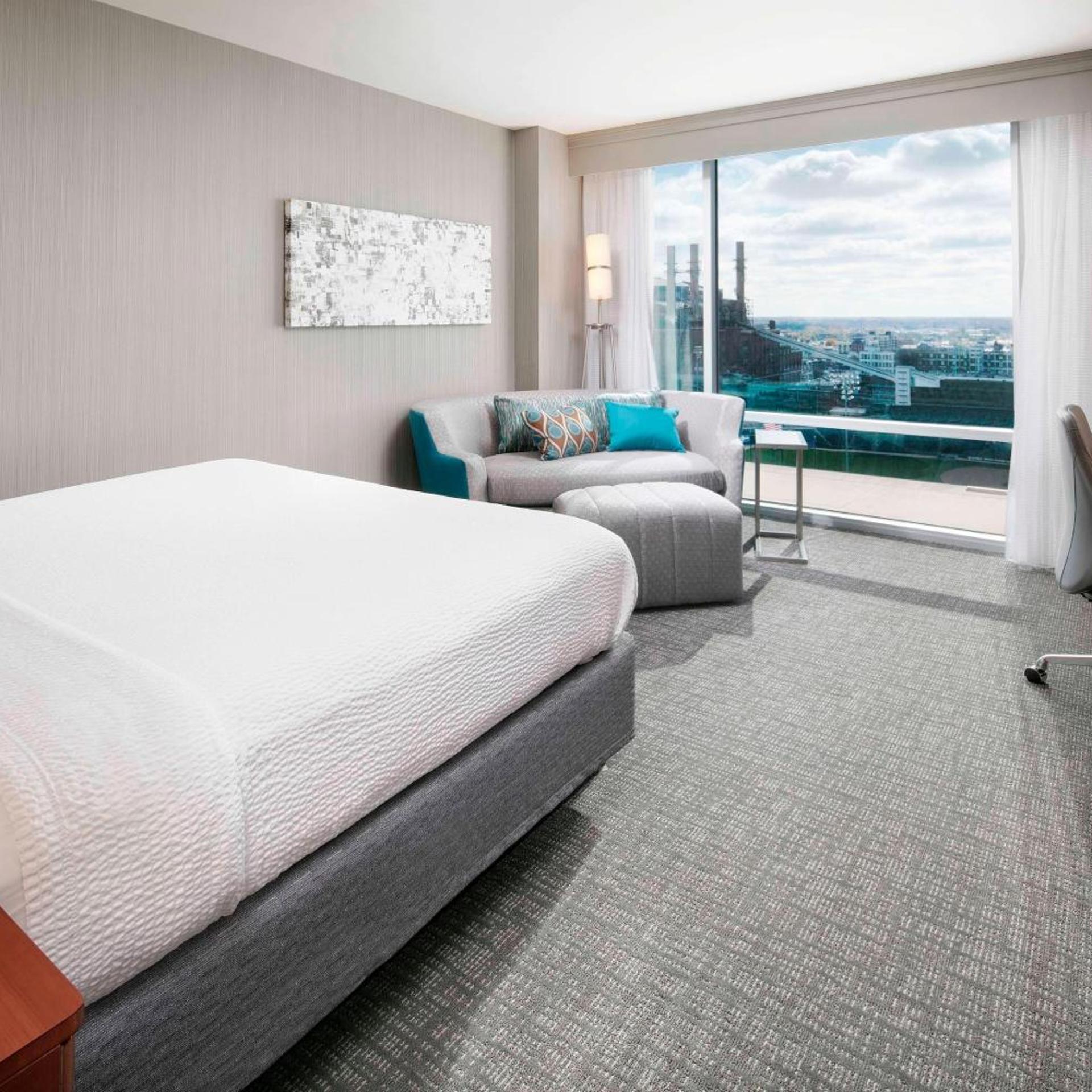 Guest Room, King Bed, Skyline View, Sofa