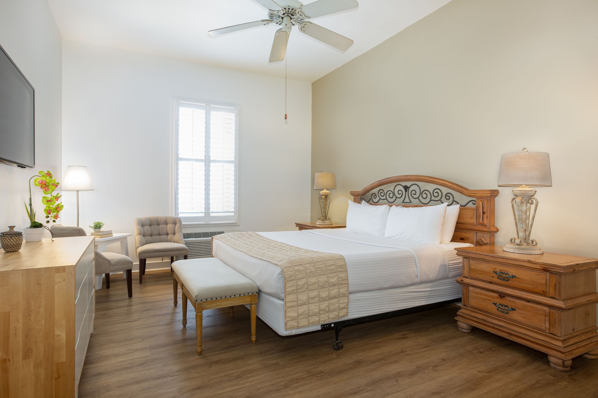 Mini, Suite, King Bed, Accessible