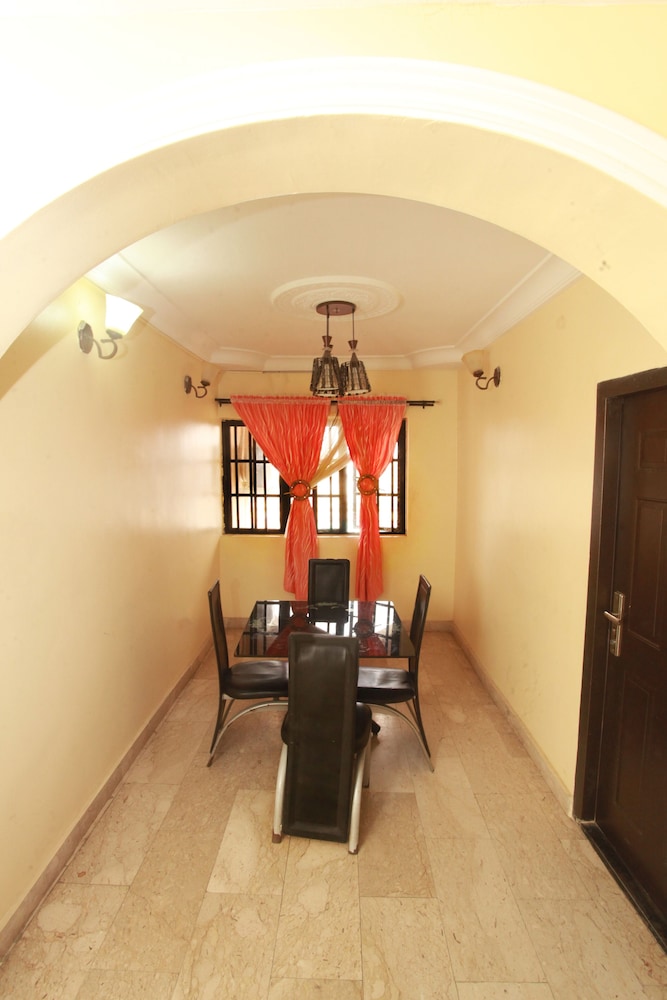 Carleton Hotel & Suites 16/29