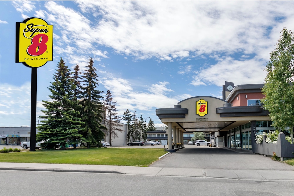Super 8 by Wyndham Macleod Trail Calgary 53/60