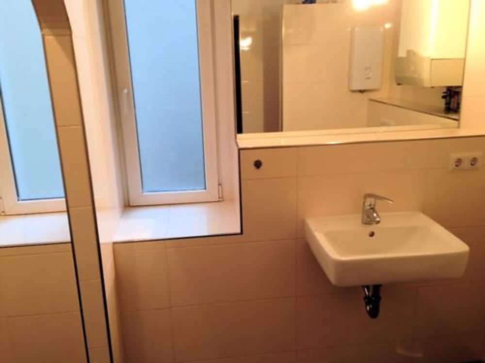 ROOM, DOUBLE BED, SHARED BATHROOM