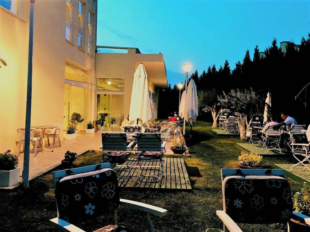 Grand White City Hotel 37/41