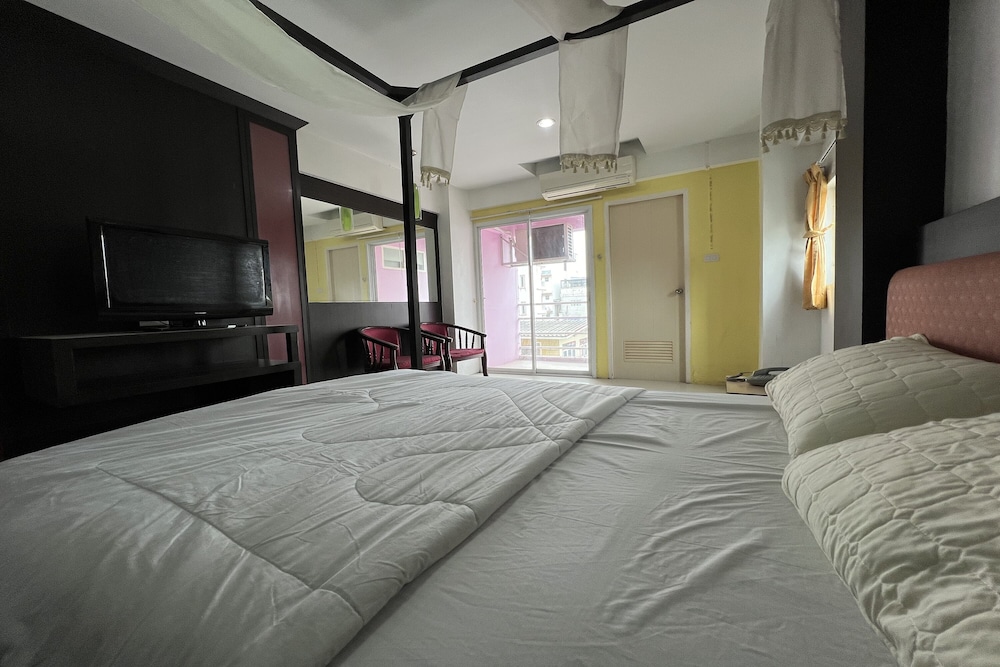 Standard, Queen Bed