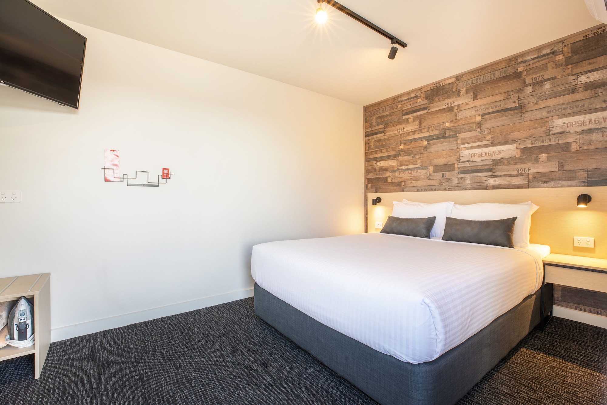 STUDIO, QUEEN BED