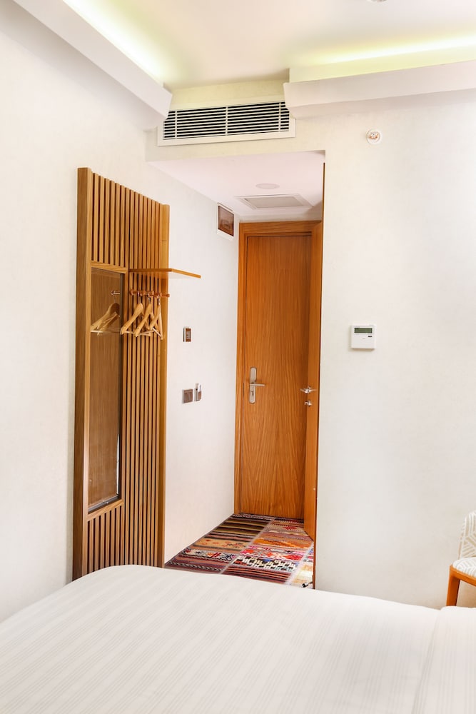 Discovery Hotel 8/69