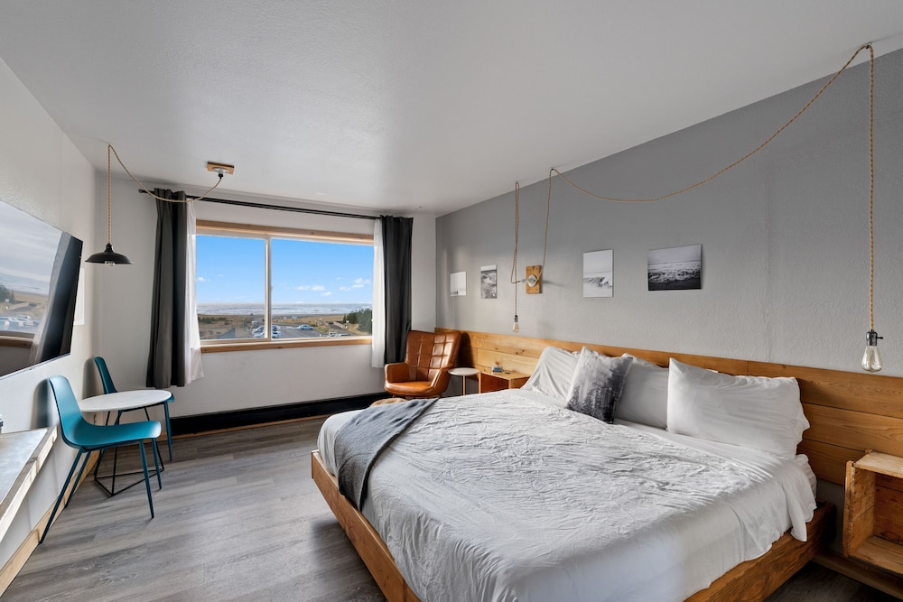 Adrift Hotel 11/50