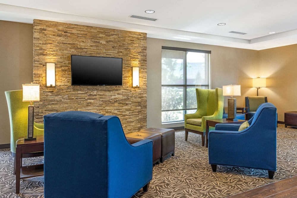 Comfort Inn & Suites At Crossplex Village 41/50