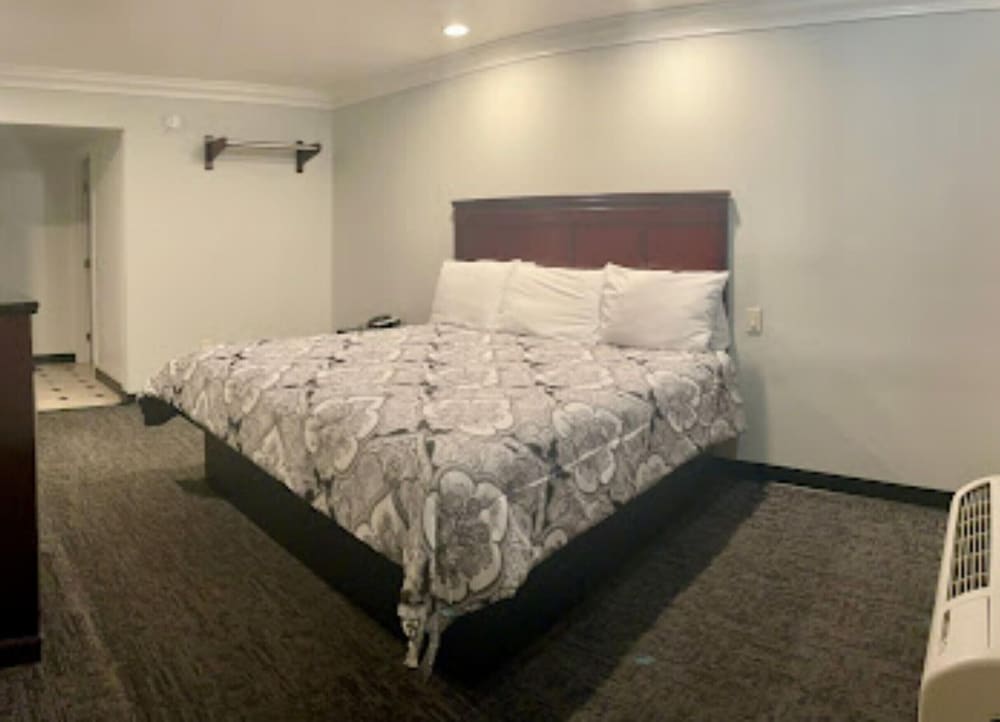 ROOM, QUEEN BED