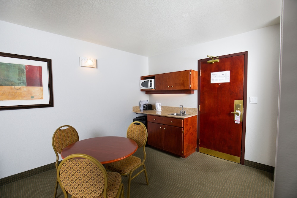 Service Plus Inn and Suites - Grande Prairie 42/62