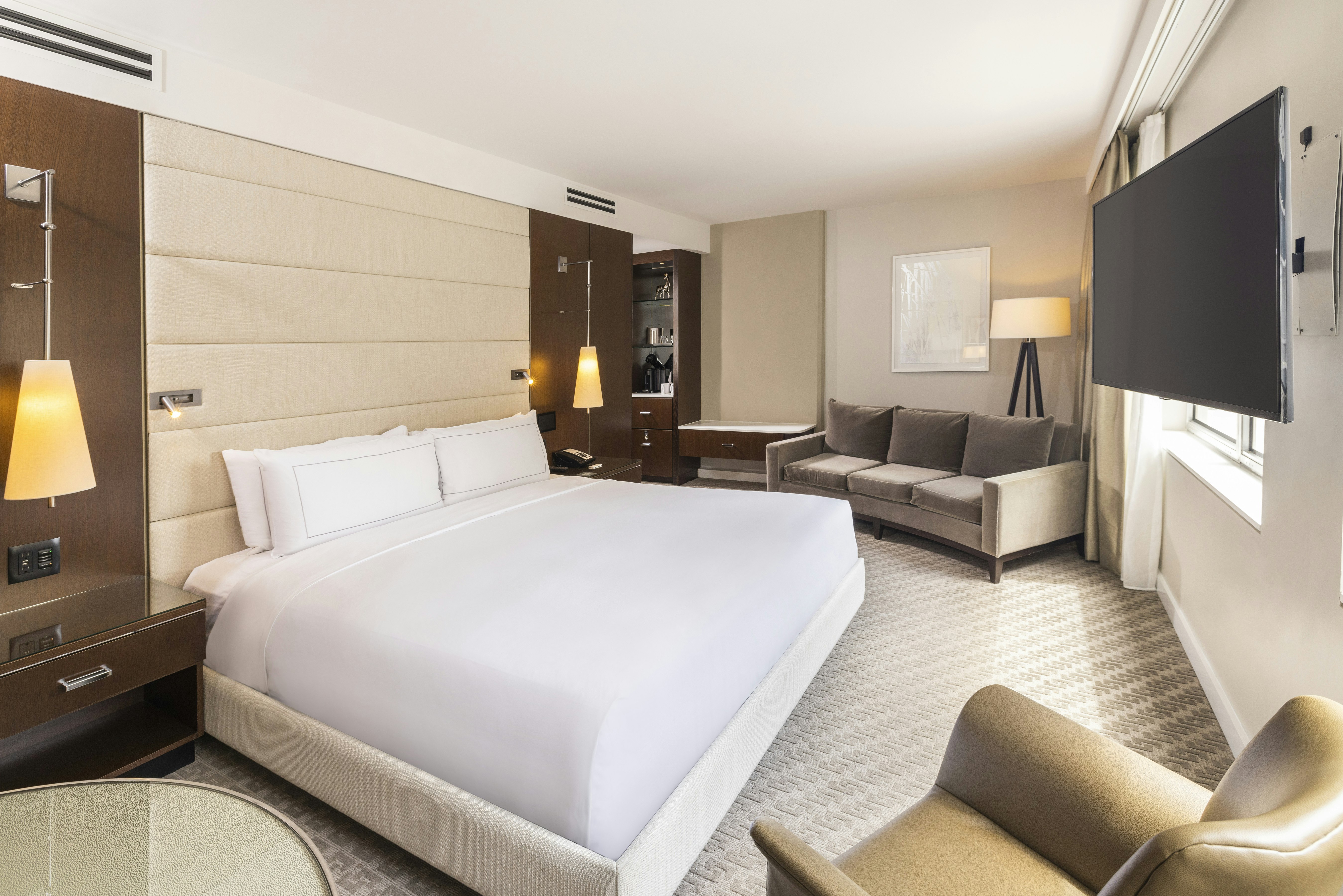 Suite, King Bed, Accessible
