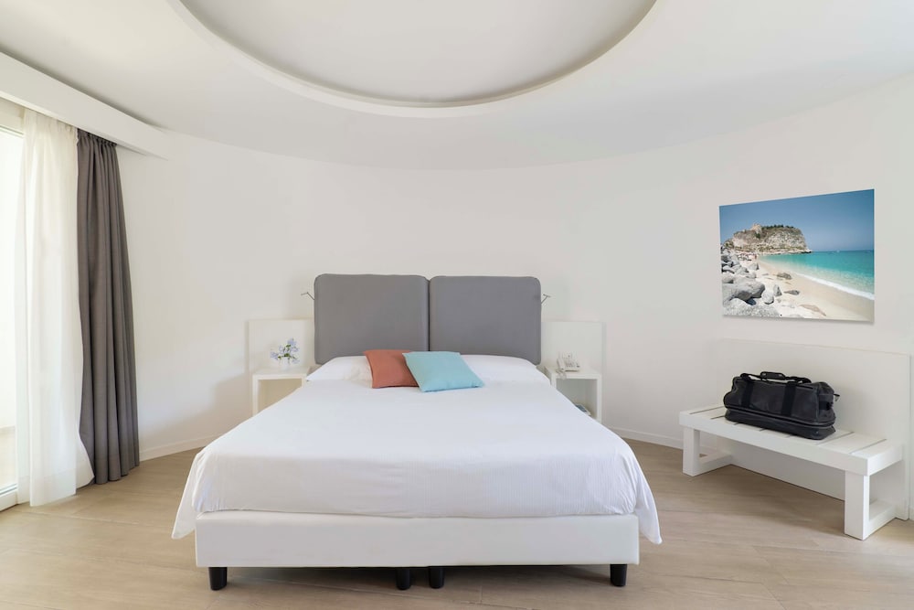DELUXE, DOUBLE OR TWIN BED