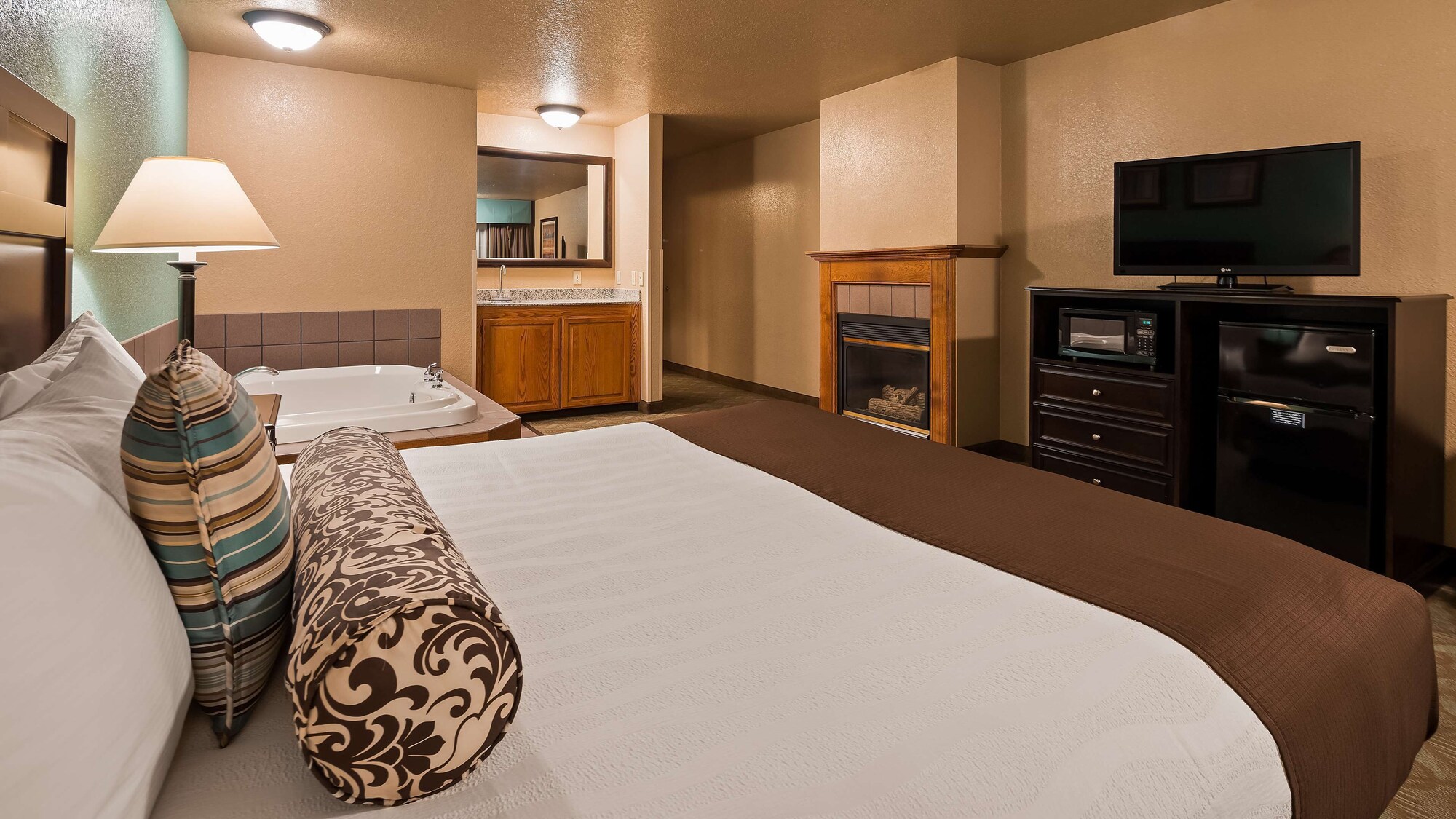 غرفة قياسية بسرير كينج بحوض جاكوزي، Best Western Plus Bayshore Inn 7/9