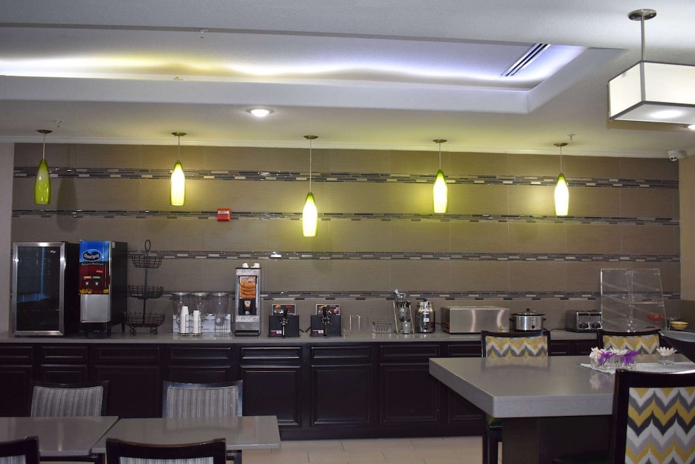 La Quinta Inn & Suites by Wyndham Kyle - Austin South 45/61