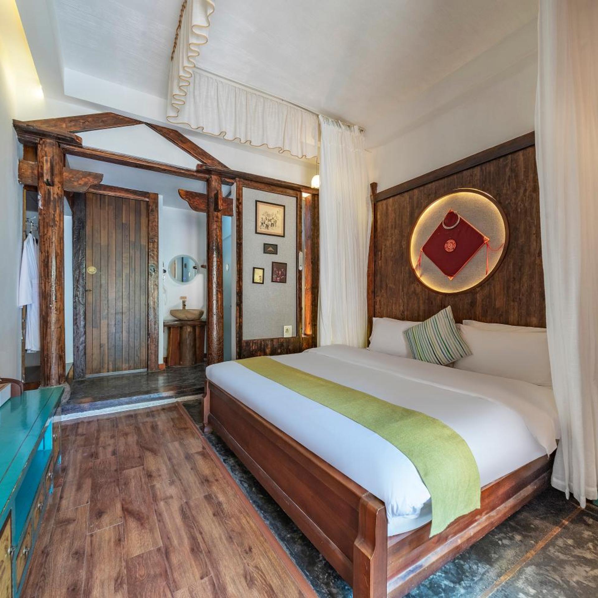 Lotus, Queen Bed, Pond View, Balcony, Bathtub, Homeward Mountain Hotel 2/4