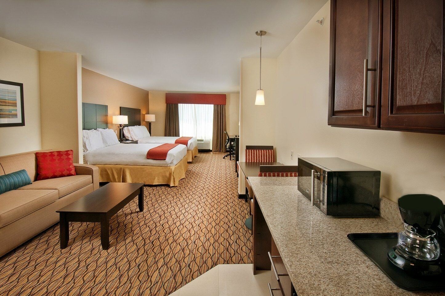 جناح بسرير كينج مع أريكة لذوي الإعاقة