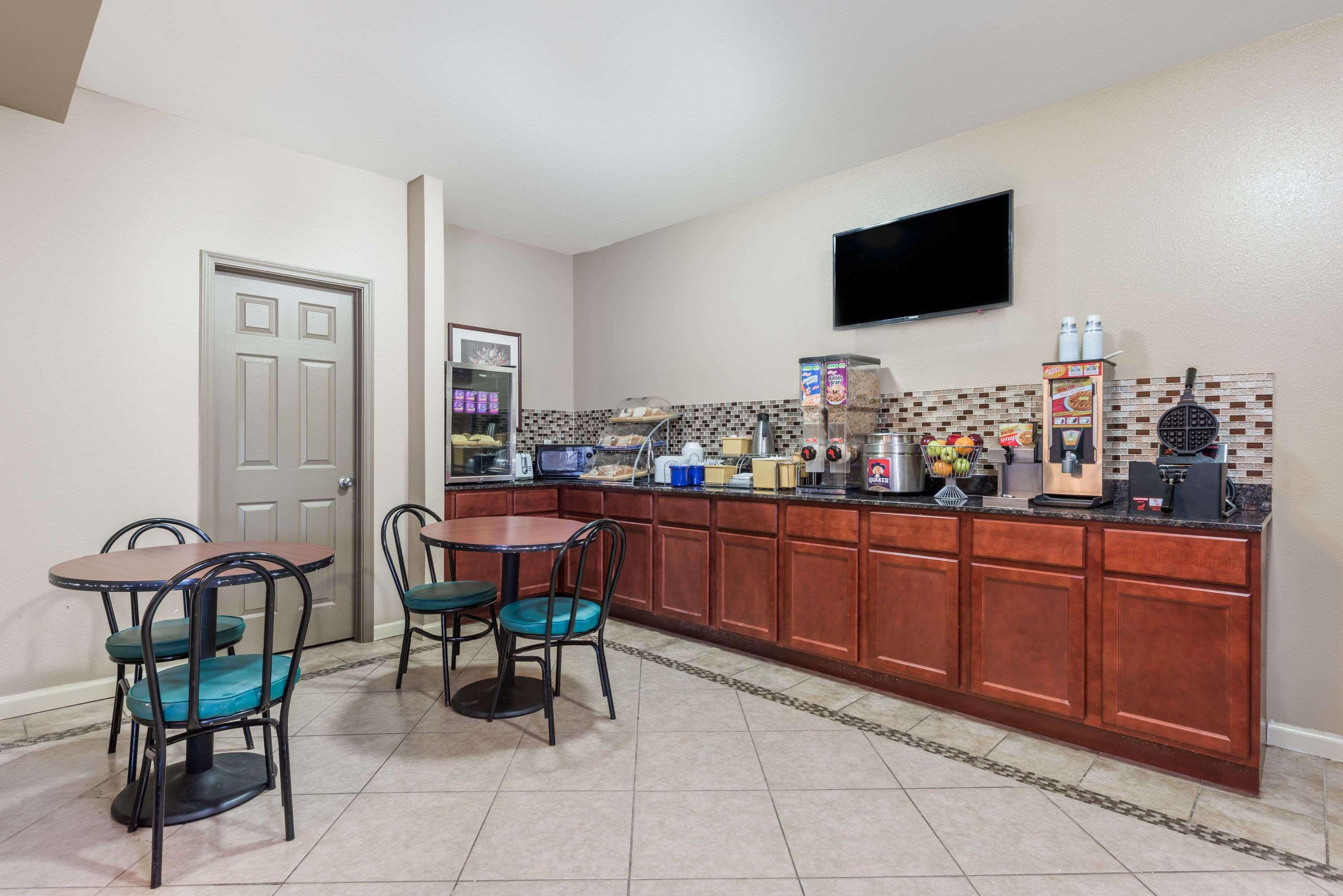 Days Inn By Wyndham St Peters/St Charles 24/28