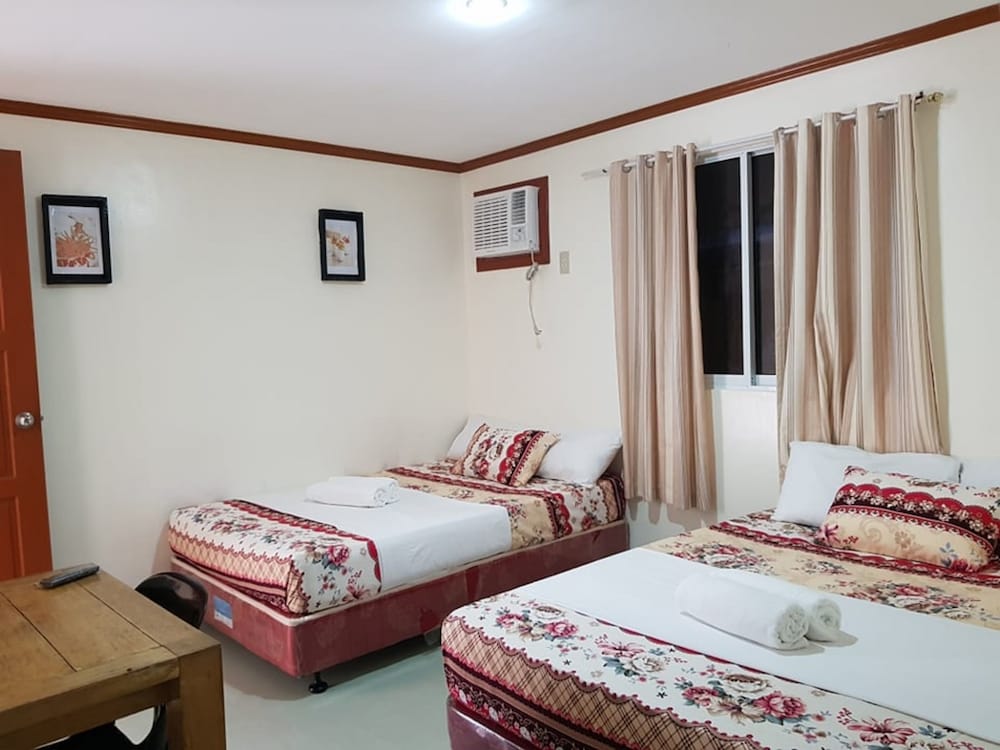 DELUXE, QUADRUPLE, 2 DOUBLE BEDS
