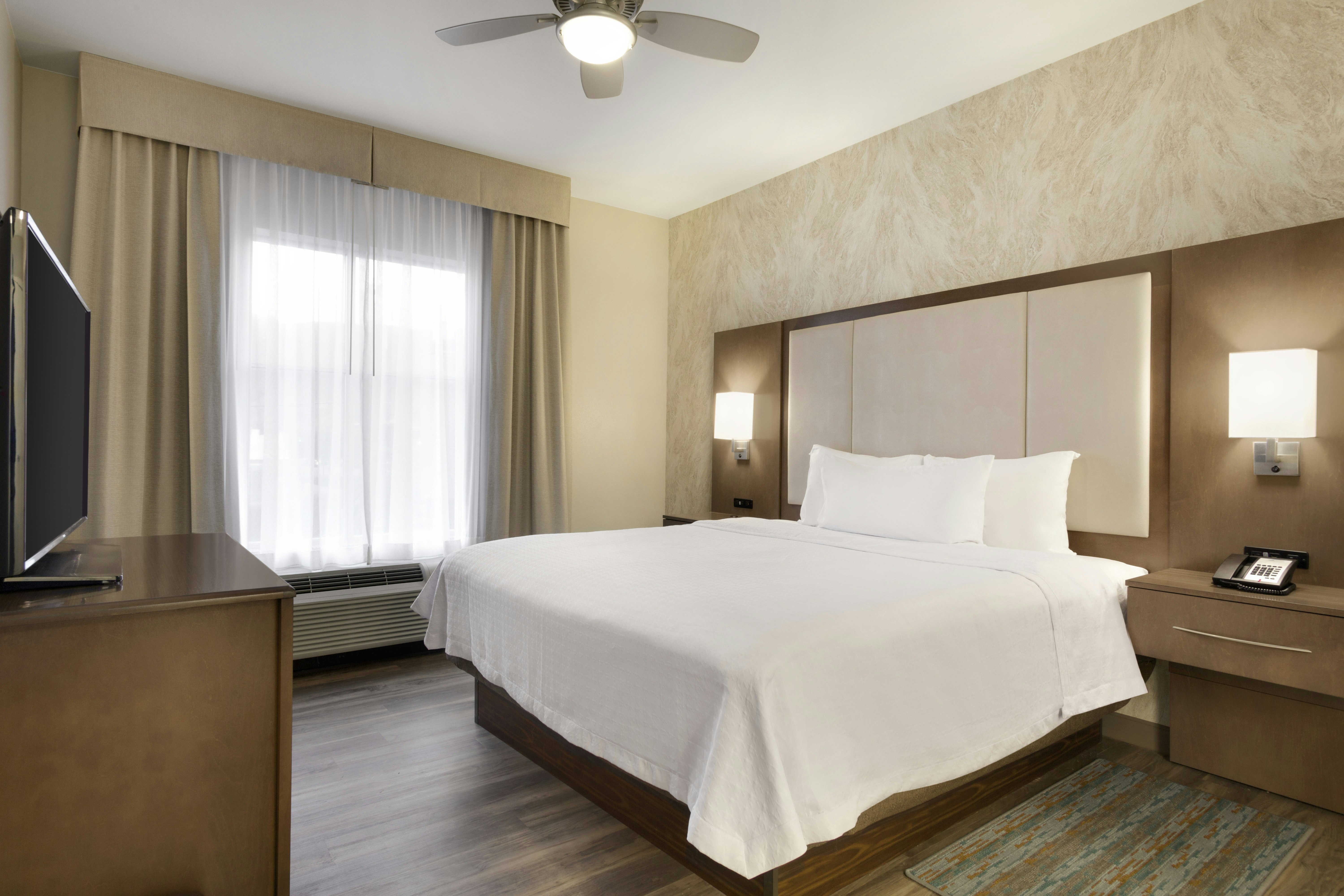 1 BEDROOM, SUITE, KING BED, BALCONY