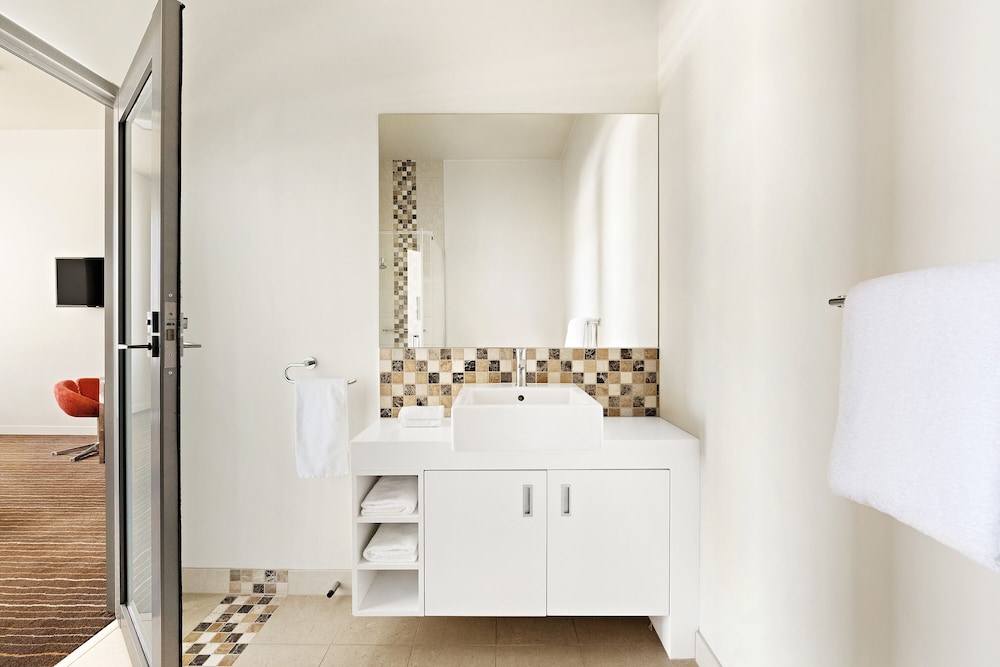 2 BEDROOMS, CONNECTING, FAMILY