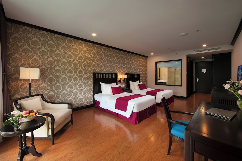 STUDIO, TWIN BEDS, MOUNTAIN VIEW