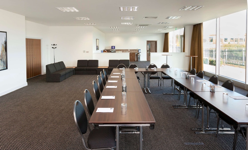 HAMPTON BY HILTON LONDON LUTON AIRPORT 44/50