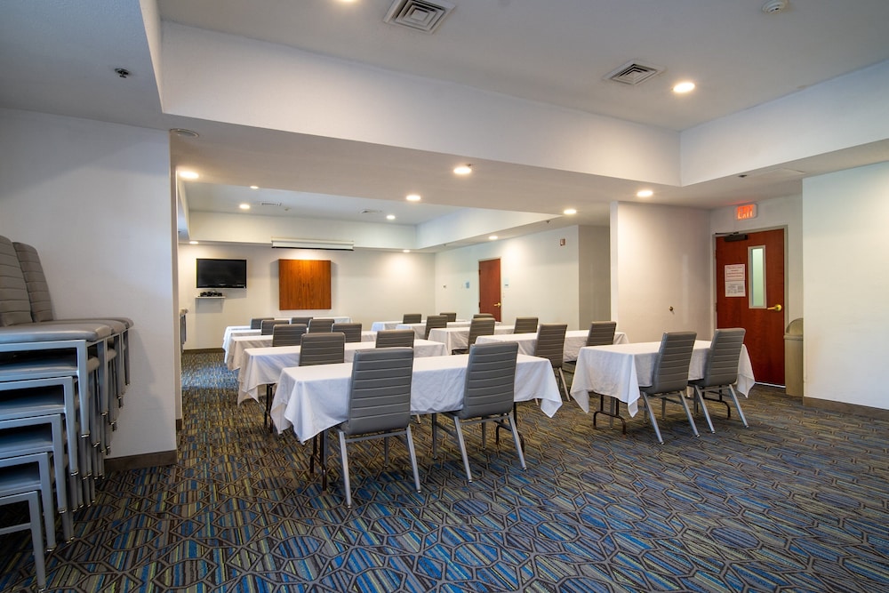 Holiday Inn Express Hotel Suites Bedford 42/53