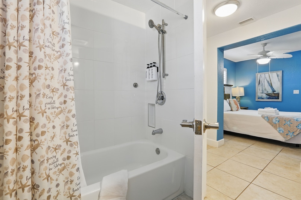 كوخ رئاسي بسريرين منفصلين وسريرين كينج مع أريكة، Coco Sands Beachside Cottages 8/10