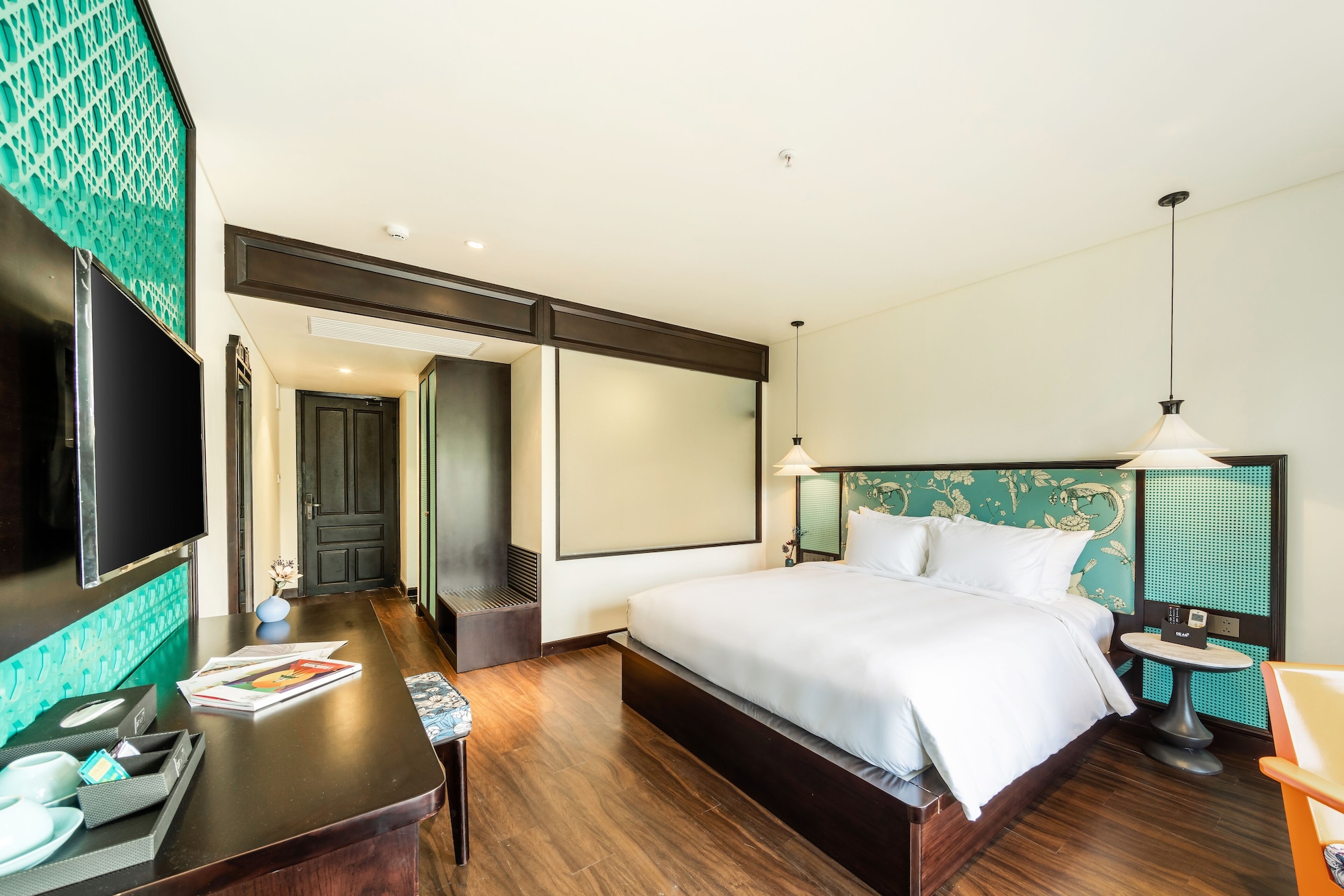 ROOM, KING BED, RIVER VIEW