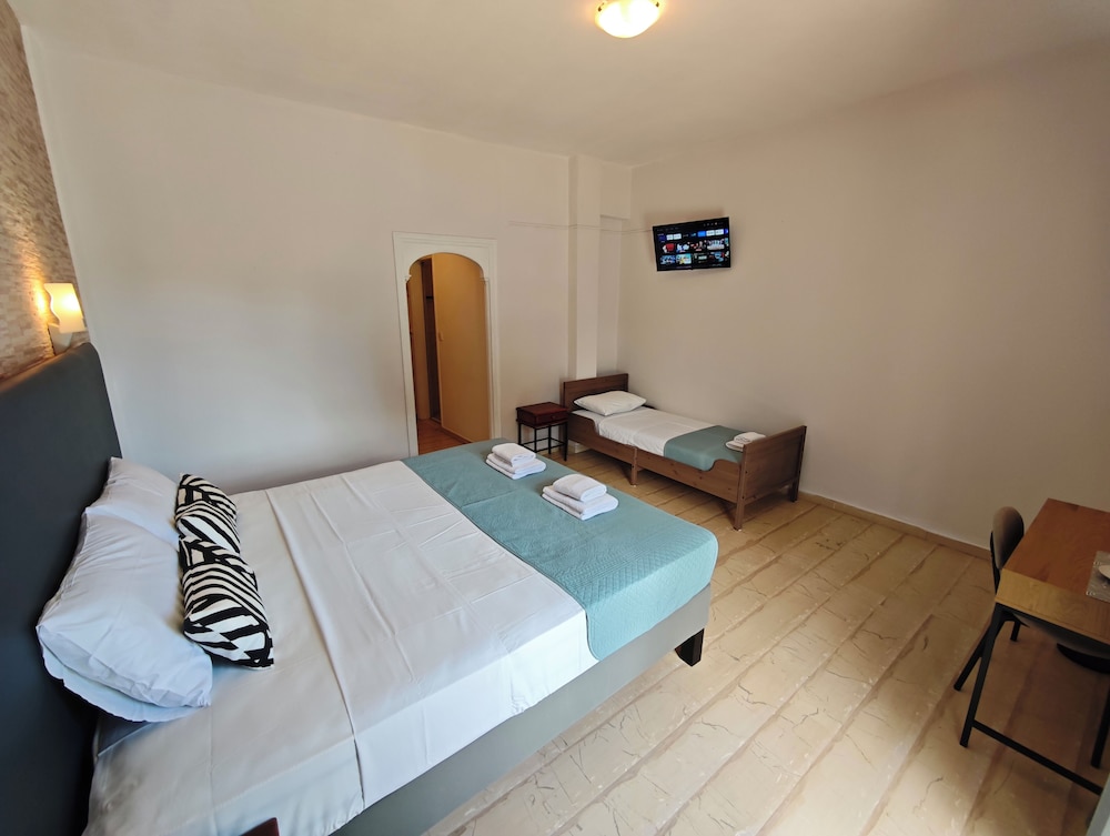Tina Hotel 8/44