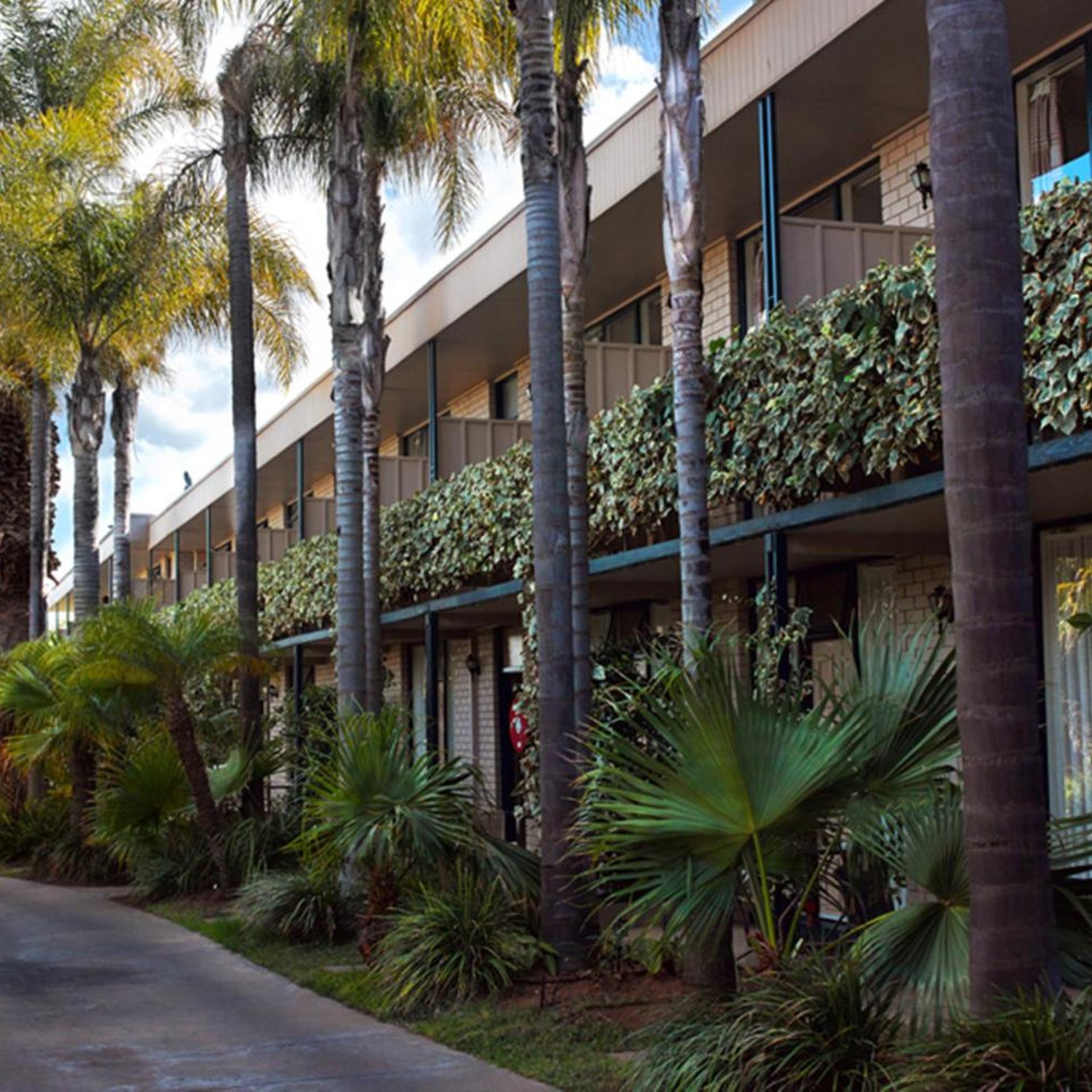 Sandors Motor Inn 2/50