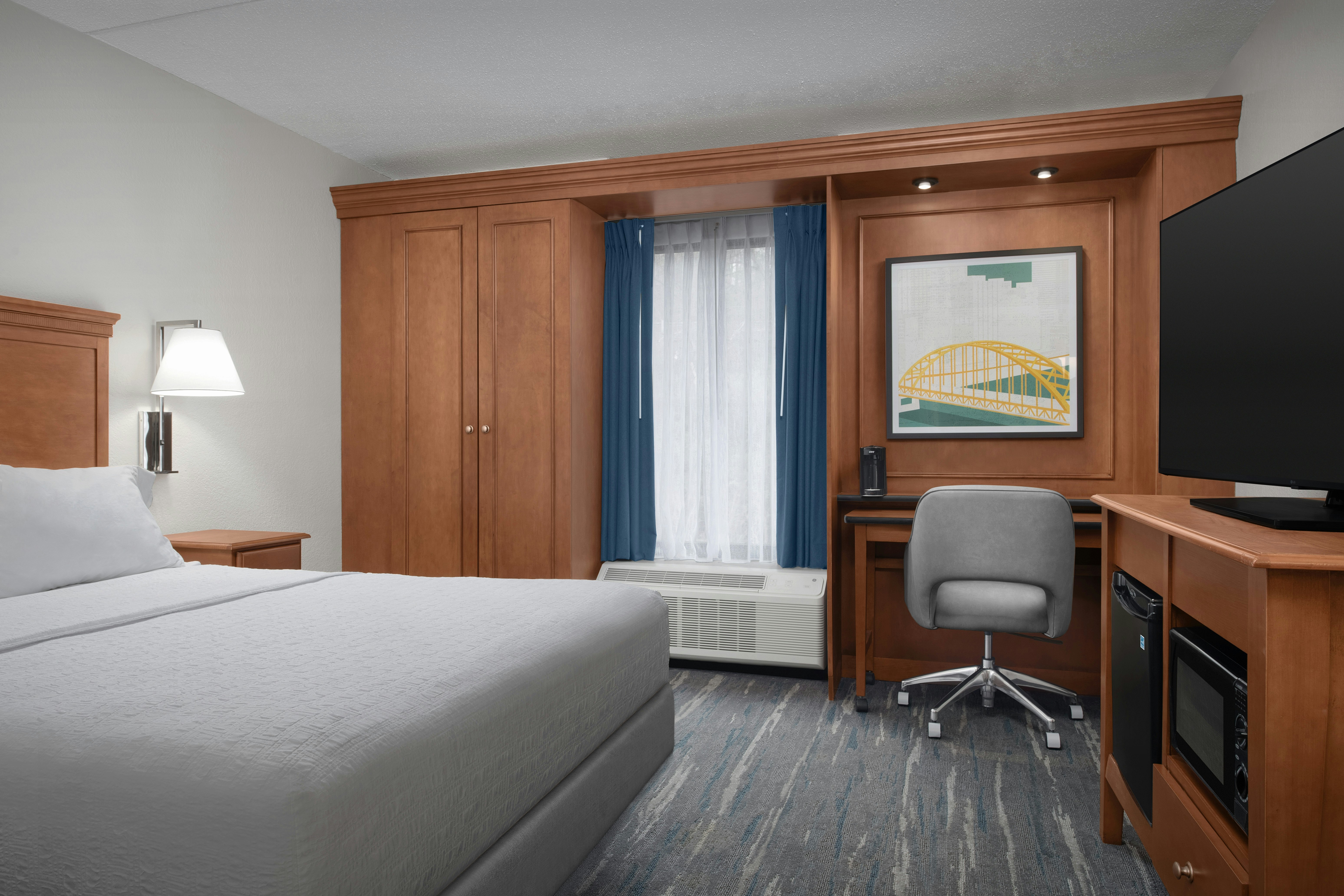 ROOM, QUEEN BED