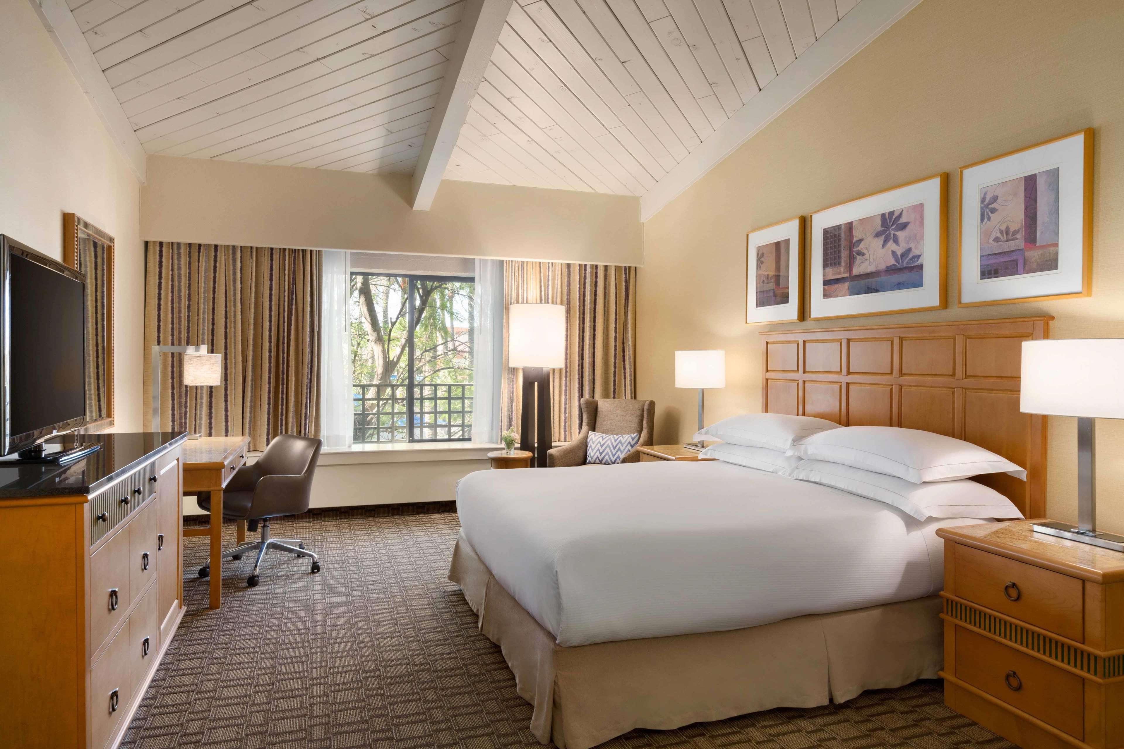 Room, King Bed, Pool Side