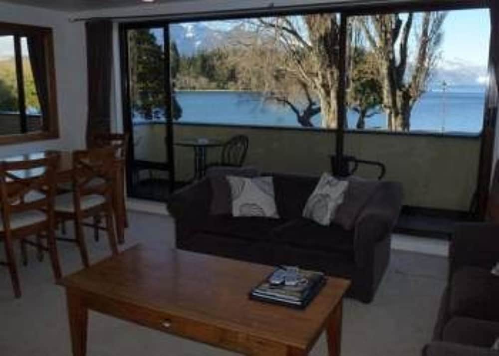 Lakefront Apartments and Lodges 28/49