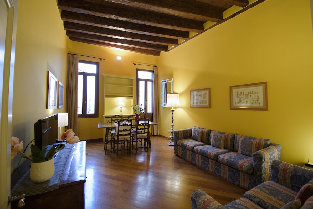 Charming Venice Apartments 55/78