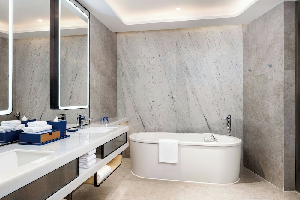 Renaissance Zhuhai Hotel 50/50