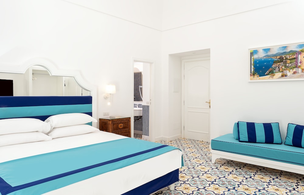 DELUXE, KING BED, POOL SIDE