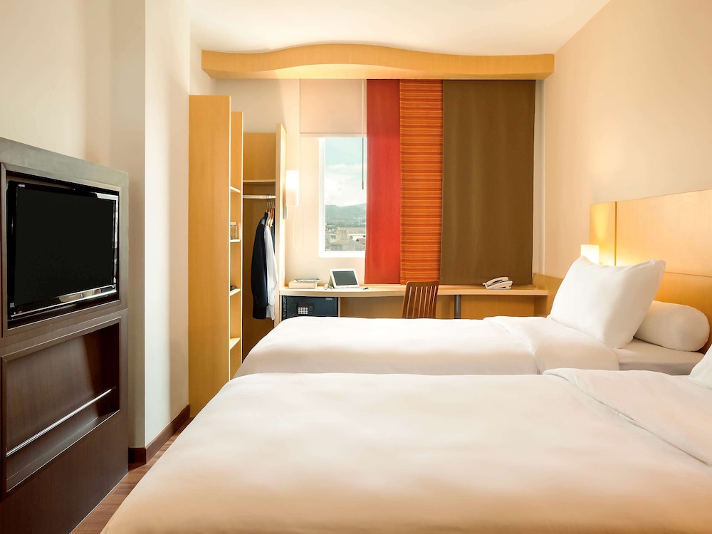 Ibis Bandung Pasteur 15/57