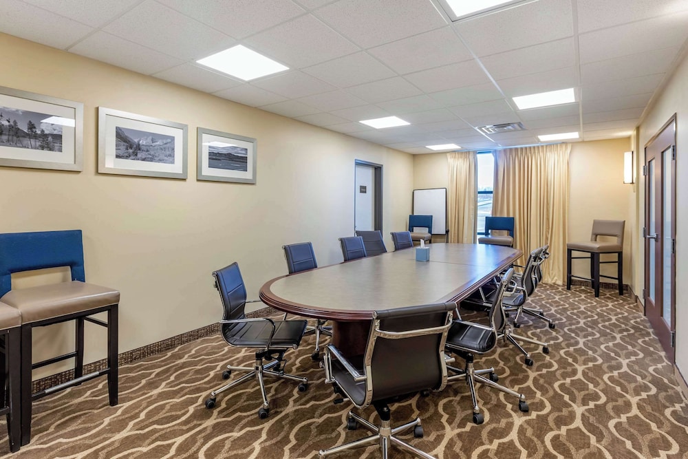 Comfort Suites Near Denver Downtown 16/28