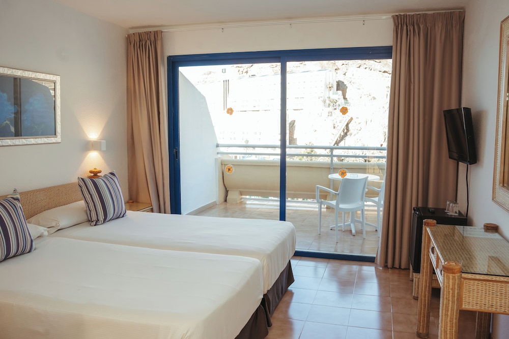 غرفة قياسية بسرير كينج بإطلالة على الحديقة بشرفة