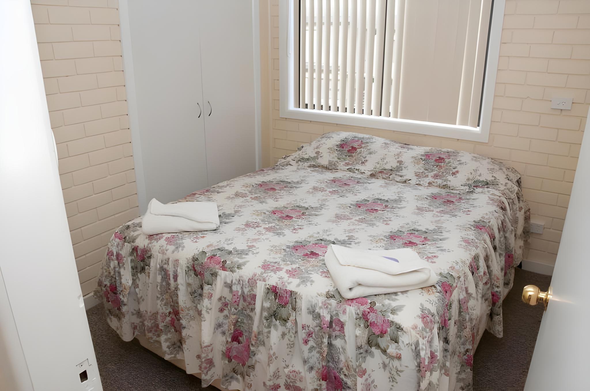 2 Bedrooms, Upstairs, Apartment