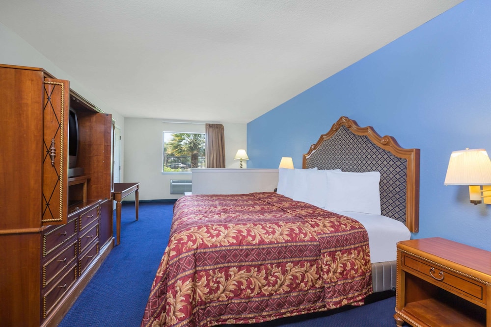 Days Inn by Wyndham San Antonio 10/19