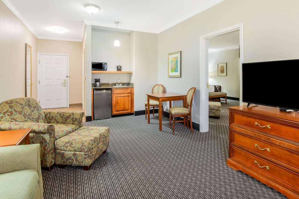 La Quinta Inn and Suites by Wyndham Gainesville 22/35