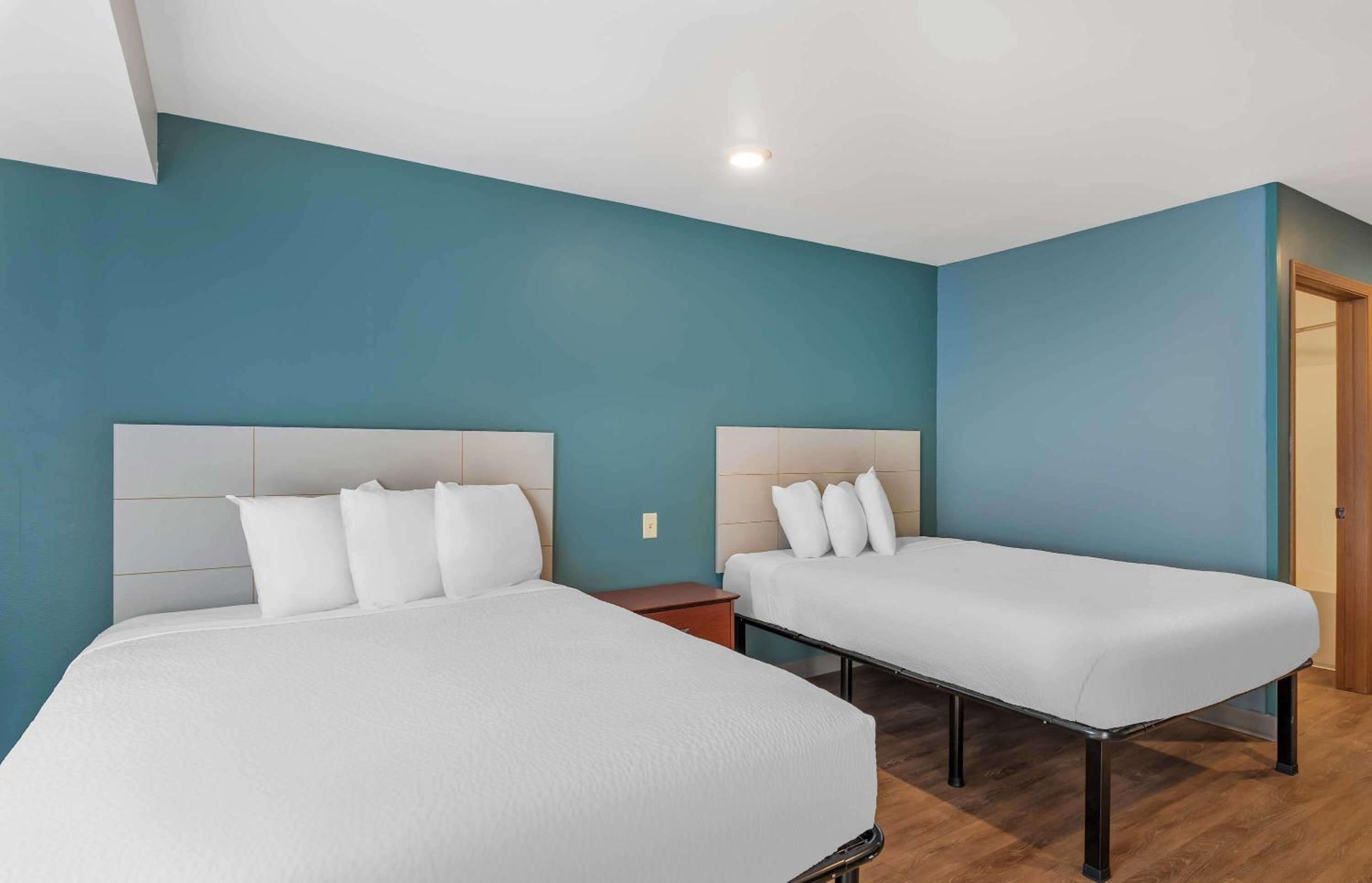 STANDARD, 2 QUEEN BEDS