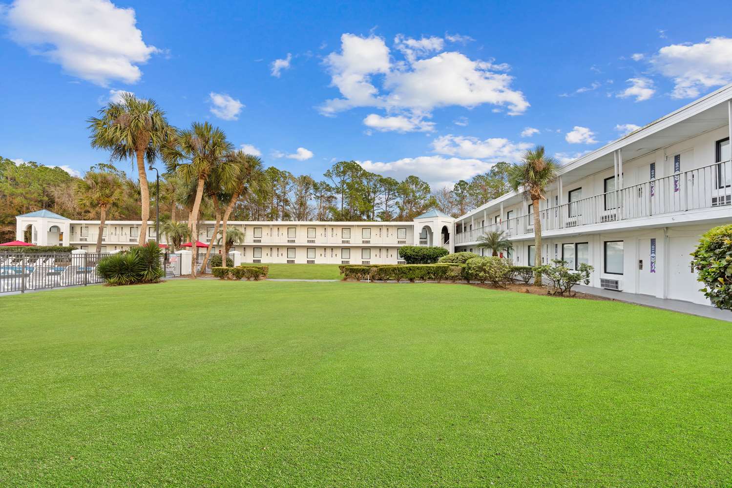 Baymont by Wyndham Jacksonville Airport 2/2