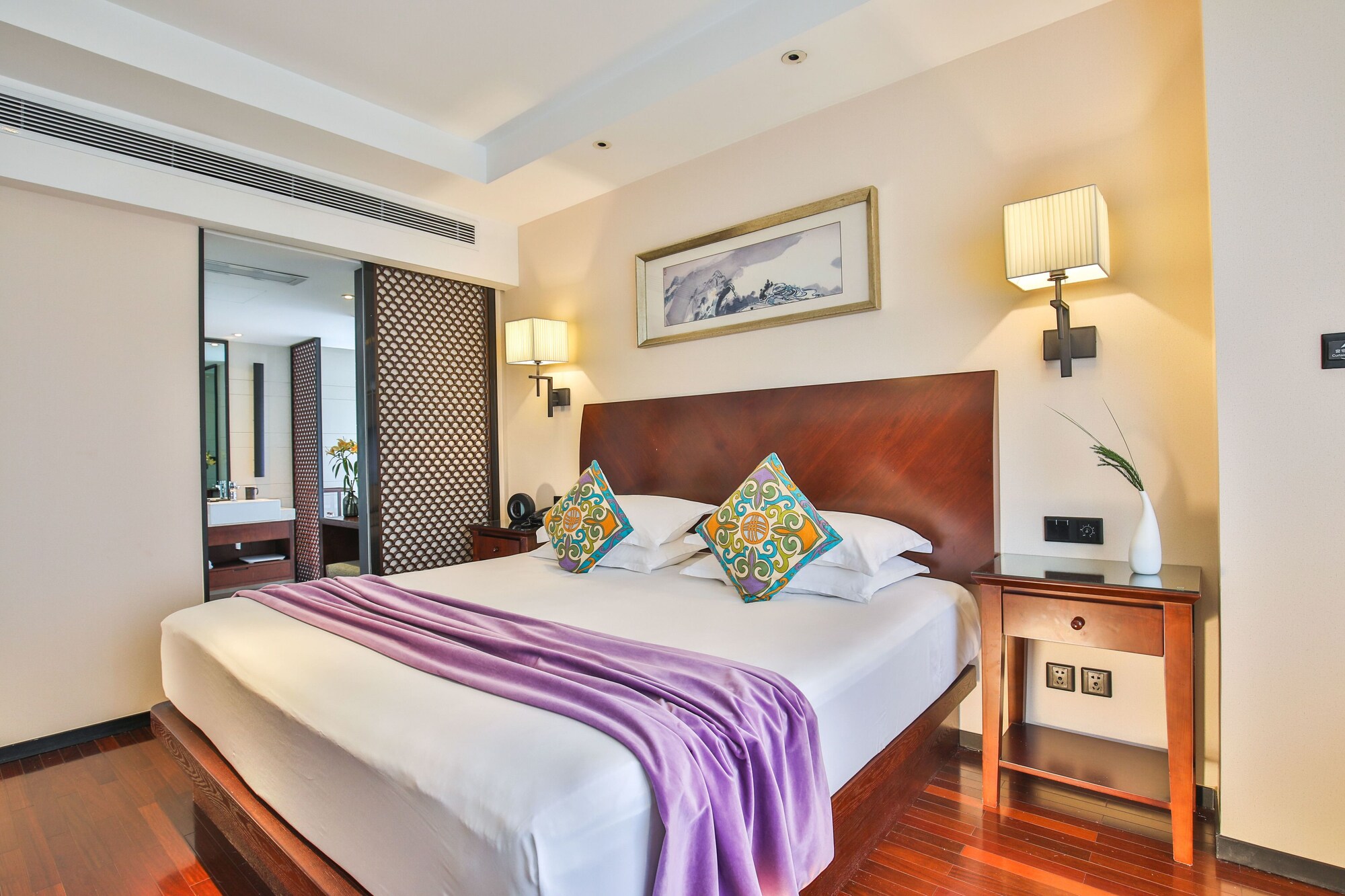 EXECUTIVE, SUITE