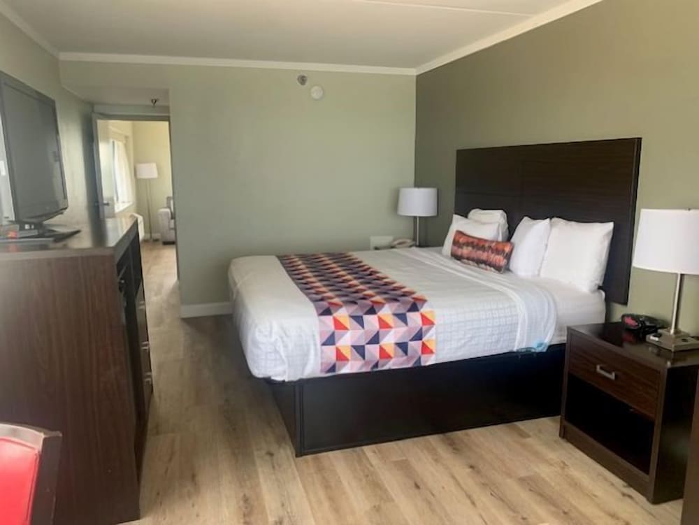 3 BEDROOMS, SUITE